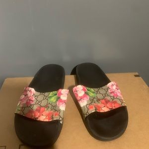 Women Gucci GG Blooms Supreme floral slide sandal size 40
